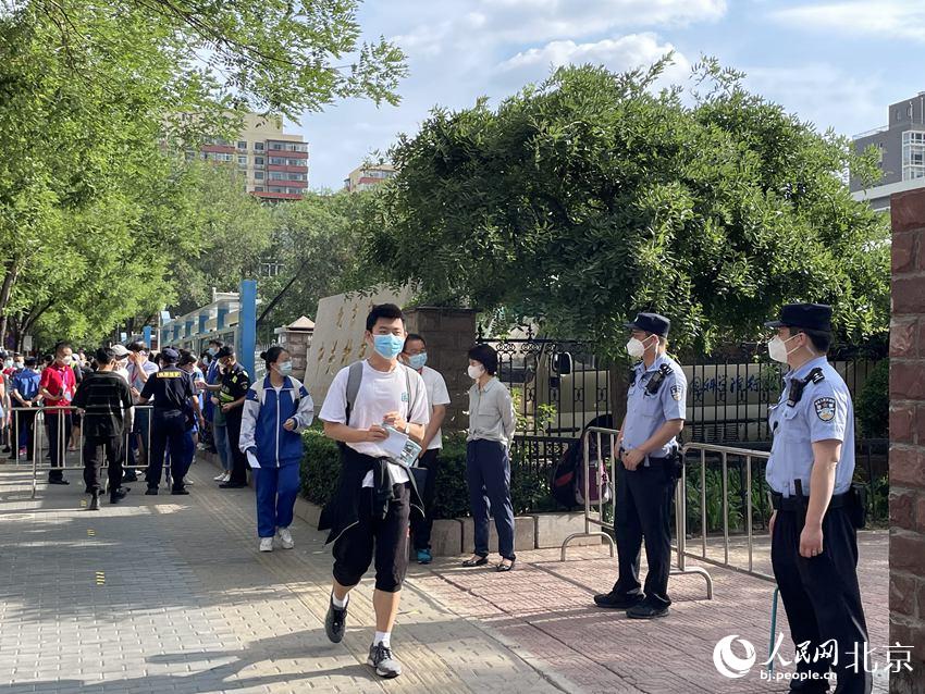 在中關村中學考點，考生們有序走入考點。人民網 董兆瑞攝