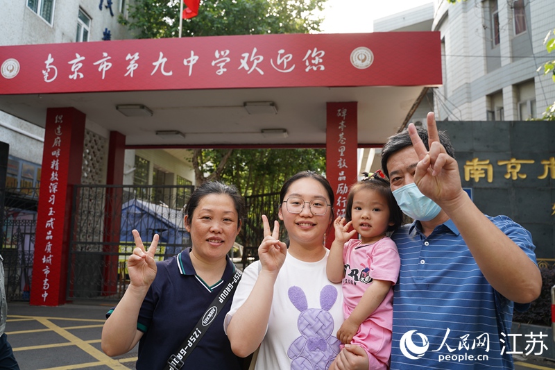 一家人在考點前合影留念。周夢嬌攝