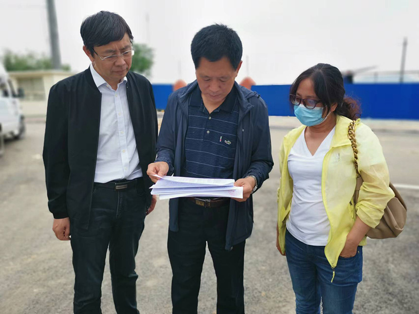 國情調查核查組專家對司家營鐵礦生產臺賬等進行檢查。袁海波攝