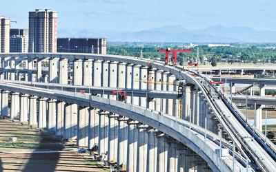 6月7日，工人在唐山市高新技術(shù)開發(fā)區(qū)境內(nèi)的京唐城際鐵路建設(shè)工地施工（無人機(jī)照片）。 新華社記者 楊世堯攝