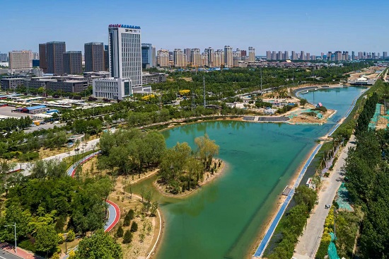 環(huán)城水系中的北湖公園越來越美。羅大慶攝