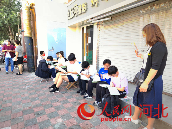 臨進考場，考生抓緊時間再復(fù)習(xí)一下。人民網(wǎng) 祝龍超攝