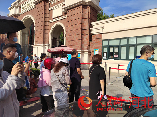 石家莊外國語學(xué)?？键c外送考的家長。人民網(wǎng) 祝龍超攝