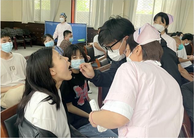 醫(yī)院對(duì)志愿者進(jìn)行線下培訓(xùn)。李艷紅攝