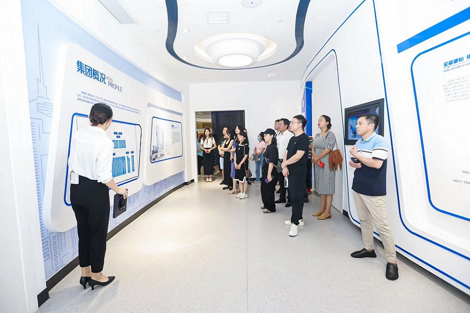 見面會參與人員在了解項目情況。單位供圖