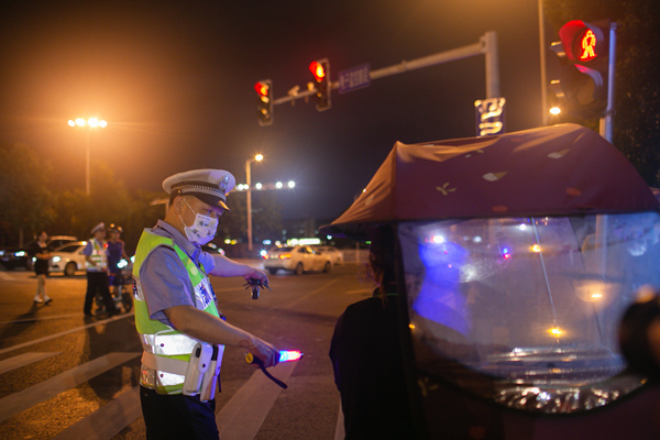 違法加裝電動車遮陽傘也將受到處罰。柯鳴 攝