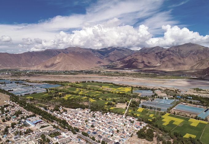 江蘇投入援藏資金支持拉薩開展村莊環(huán)境整治、人畜飲水安全等基礎(chǔ)設(shè)施和公共服務(wù)項(xiàng)目建設(shè)，打造“美麗鄉(xiāng)村·幸福家園”。 本報(bào)記者 萬程鵬 攝