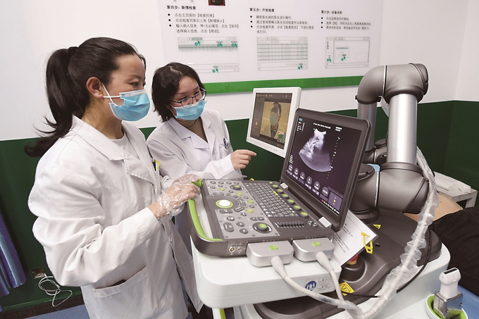 江蘇援藏投資三百萬元在林周縣人民醫(yī)院建設(shè)了拉薩市首臺(tái)套遠(yuǎn)程超聲診斷系統(tǒng)。 本報(bào)記者 萬程鵬 攝