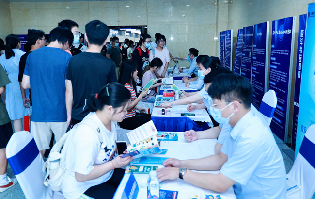 大學(xué)生現(xiàn)場(chǎng)咨詢(xún)創(chuàng)業(yè)政策。長(zhǎng)沙市人社局供圖