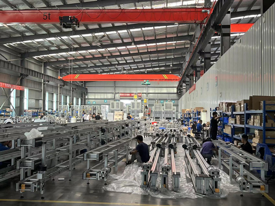 先惠智能裝備生產(chǎn)車間，工人們?cè)诿χM裝設(shè)備。受訪單位供圖