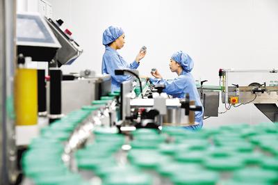 通過加大創(chuàng)新藥物研發(fā)力度，石藥集團(tuán)實現(xiàn)了傳統(tǒng)工業(yè)企業(yè)向創(chuàng)新型企業(yè)轉(zhuǎn)型。（本報資料片）