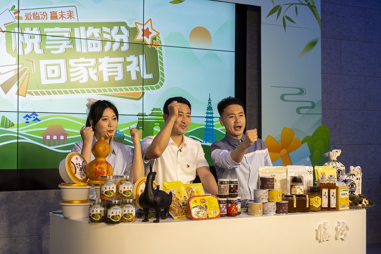 6月3日下午，在臨汾原產(chǎn)地商品體驗店，曲沃縣副縣長樊奇選對當(dāng)?shù)氐霓r(nóng)特產(chǎn)品、旅游景點進(jìn)行了推介代言。鄭遠(yuǎn)飛攝