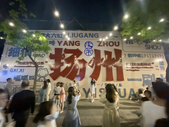 古運河畔的皮市街充滿市井氣息。 人民網(wǎng) 張玉峰攝