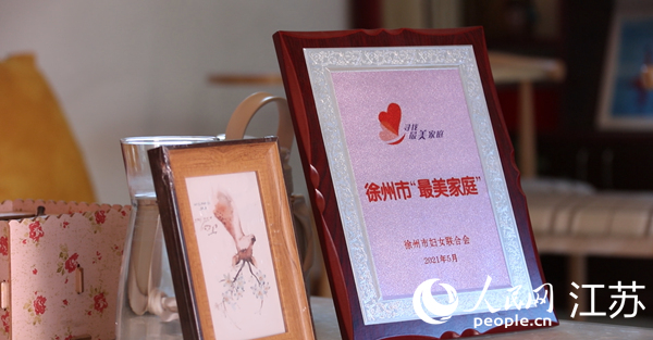 王繼蓮家庭獲得的部分榮譽(yù)。人民網(wǎng) 冷金明攝