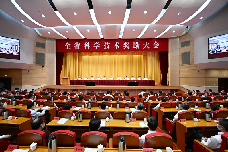 圖為江蘇省科學(xué)技術(shù)獎(jiǎng)勵(lì)大會(huì)現(xiàn)場(chǎng)。吳勝攝