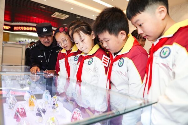 學生代表參觀禁毒展。鹽城公安供圖