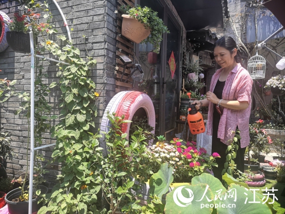 原在上海工作的袁荔退休后重回揚州古城生活。 人民網(wǎng) 張玉峰攝
