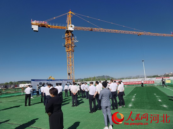 觀摩團走進塔吊林立的項目現(xiàn)場。人民網(wǎng)張繼航攝