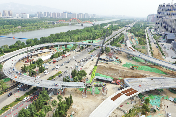 市區(qū)五一路快速通道工程西段順利合龍。