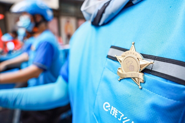 外賣員佩戴城市檢“茬”官徽章。盛義攝