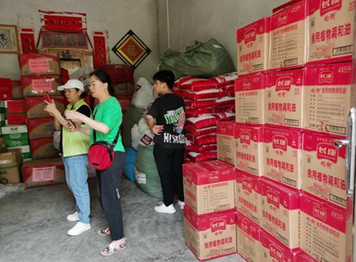 湖南省永州市江華瑤族自治縣越野e族江華中隊17輛越野車，滿載著永州市星望混凝土有限公司捐贈的7萬元物資送達江華瑤族自治縣蔚竹口鄉(xiāng)磨刀村。受訪單位供圖