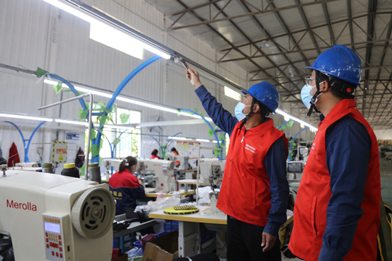 國(guó)網(wǎng)廣平縣供電公司共產(chǎn)黨員服務(wù)隊(duì)到當(dāng)?shù)胤b加工企業(yè)了解企業(yè)用電需求，幫助企業(yè)排查安全用電隱患。施振宇攝