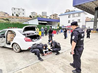 圖為民警對重點車輛是否攜帶毒品進行檢查。省禁毒委供圖