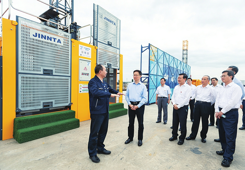 六月二十八日，中共中央政治局常委、國務(wù)院副總理韓正到山西太原調(diào)研，主持召開煤炭清潔高效利用專題座談會并講話。這是韓正走進山西建筑產(chǎn)業(yè)現(xiàn)代化瀟河園區(qū)，察看綠色智能建筑裝備制造基地建設(shè)情況。新華社記者翟健嵐攝