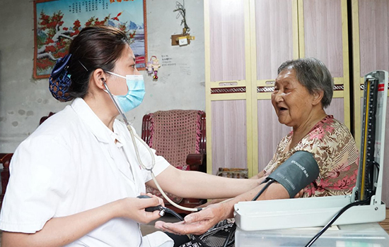 護理團隊醫(yī)生為老人測量血壓。 陳佳兵攝