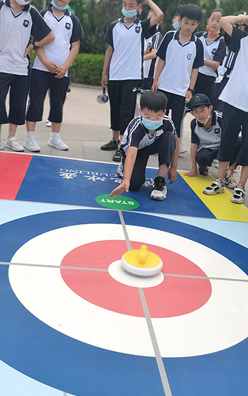 河北省威縣第四小學(xué)學(xué)生練習(xí)陸地冰壺動(dòng)作。 趙國華攝