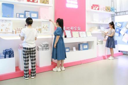 多樣的高陽(yáng)紡織產(chǎn)品吸引大家關(guān)注。班靜怡攝