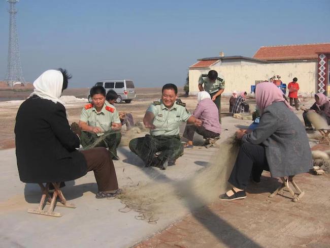 宋萬(wàn)民幫助漁民修補(bǔ)漁網(wǎng)。 濱州市公安局海岸警察支隊(duì)岔尖派出所供圖