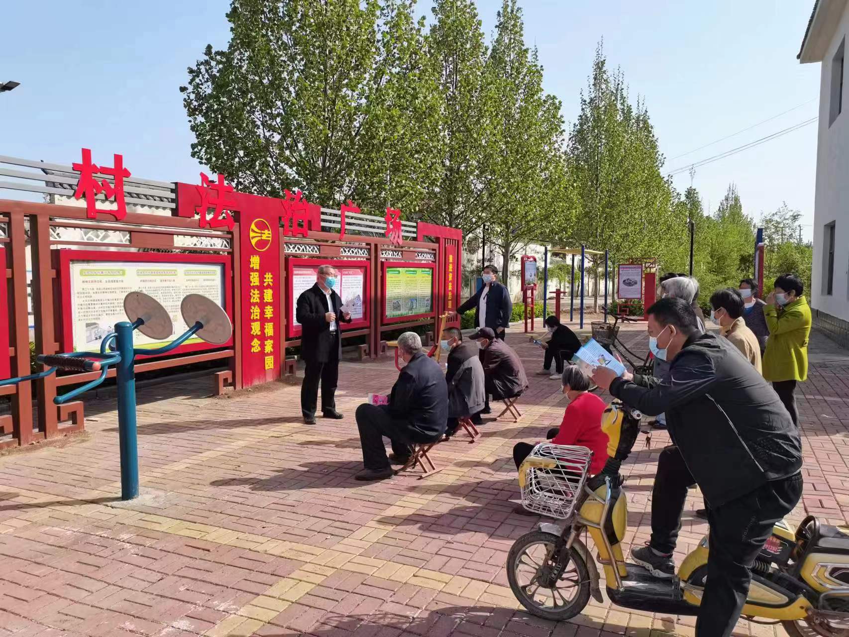 邢臺(tái)市臨西縣司法局工作人員走近群眾進(jìn)行普法宣傳。 孟凡儒攝