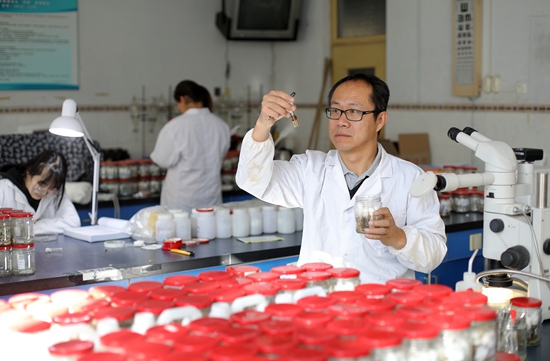 武大勇在實(shí)驗(yàn)室開(kāi)展檢驗(yàn)工作。 受訪者供圖