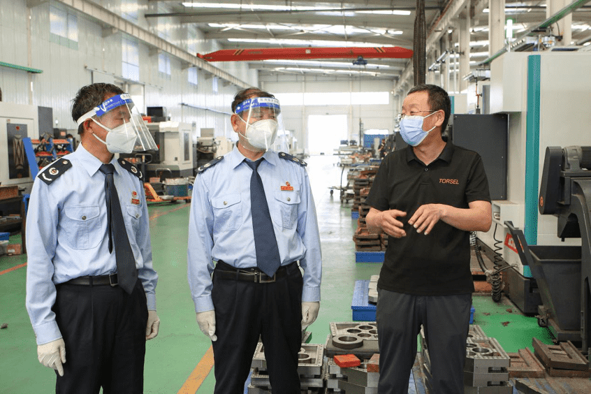 河北豐南區(qū)稅務(wù)局工作人員就組合式稅費支持政策落實情況走訪轄區(qū)納稅人。 王娜攝