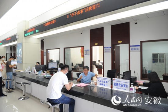 市民向“辦不成事”反映窗口工作人員咨詢。人民網 胡雨松攝