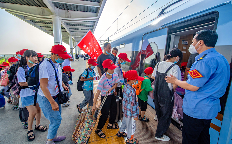 乘高鐵出發(fā)。