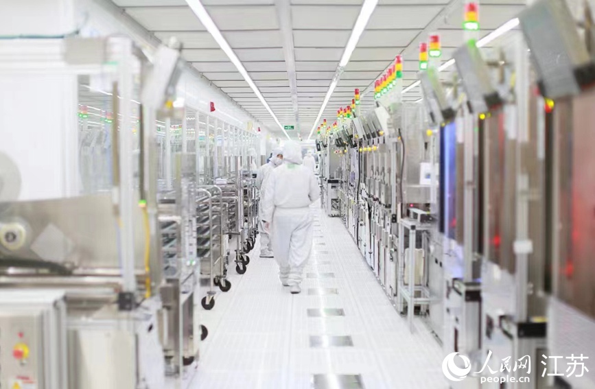 在希捷國(guó)際科技（無錫）有限公司生產(chǎn)車間，技術(shù)人員正在巡查作業(yè)。新吳區(qū)委宣傳部供圖