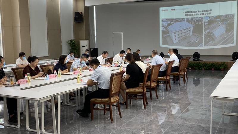 河?xùn)|區(qū)委書記范少軍一行深入老電建公司辦公園區(qū)就盤活園區(qū)工作進(jìn)行部署研究。河?xùn)|區(qū)供圖