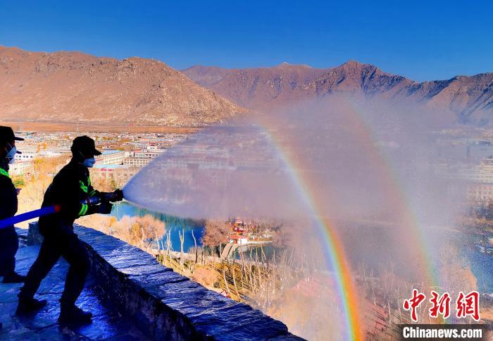 12月6日，布達拉宮消防救援大隊在布達拉宮山體林草區(qū)域開展?jié)窕ぷ鳌！㈣?攝