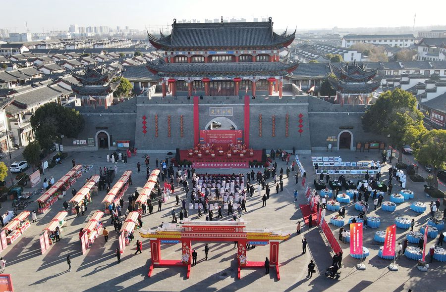 城門掛春聯(lián)，金湖沖刺“開門紅”。陳義寶攝