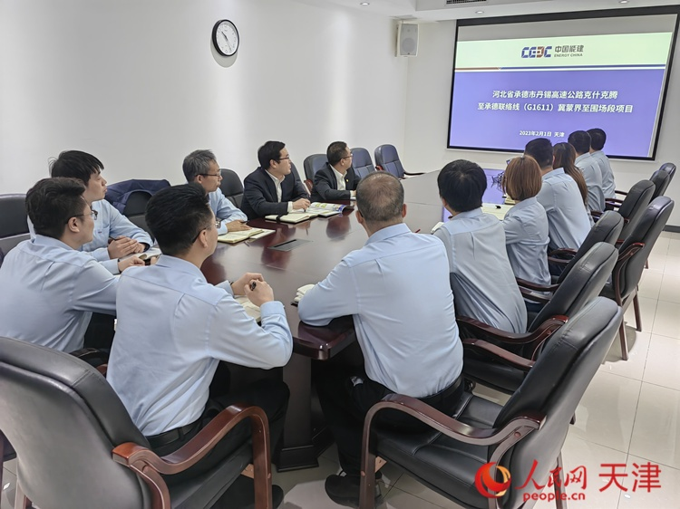 近日，中能建路橋工程有限公司領(lǐng)導(dǎo)班子成員與員工開(kāi)會(huì)討論，如何根據(jù)今年的項(xiàng)目招聘合適的優(yōu)秀人才。  人民網(wǎng) 孫翼飛攝