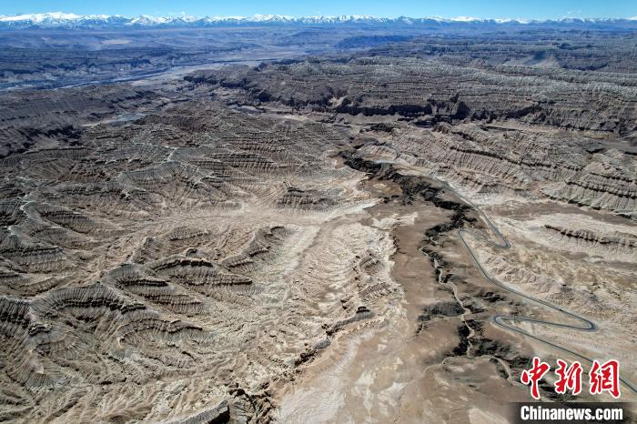 4月5日，西藏阿里札達(dá)土林。(無(wú)人機(jī)照片) 李林 攝