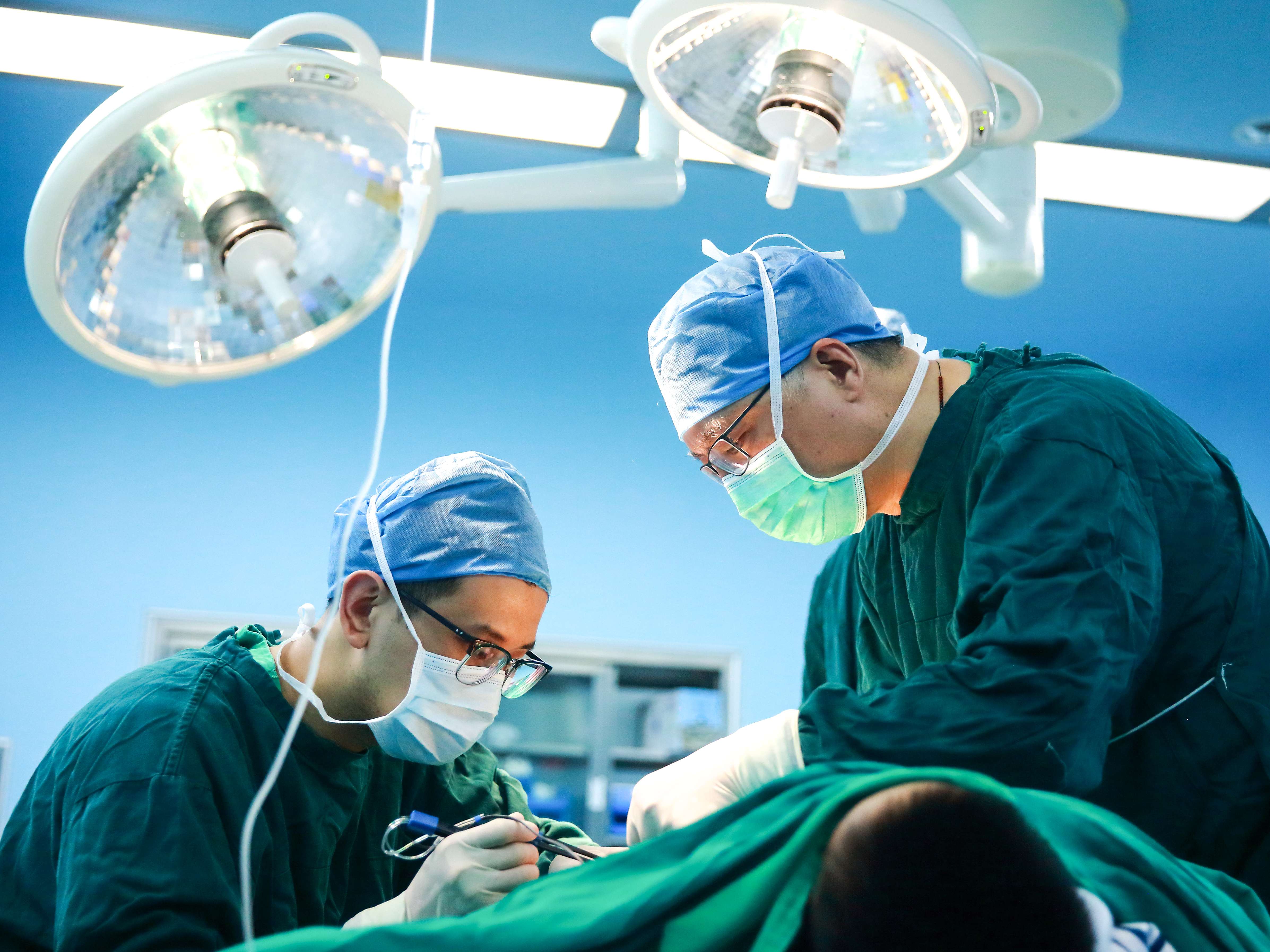 江南大學(xué)附屬醫(yī)院燒創(chuàng)傷診療中心主任呂國(guó)忠工作現(xiàn)場(chǎng)。受訪者供圖