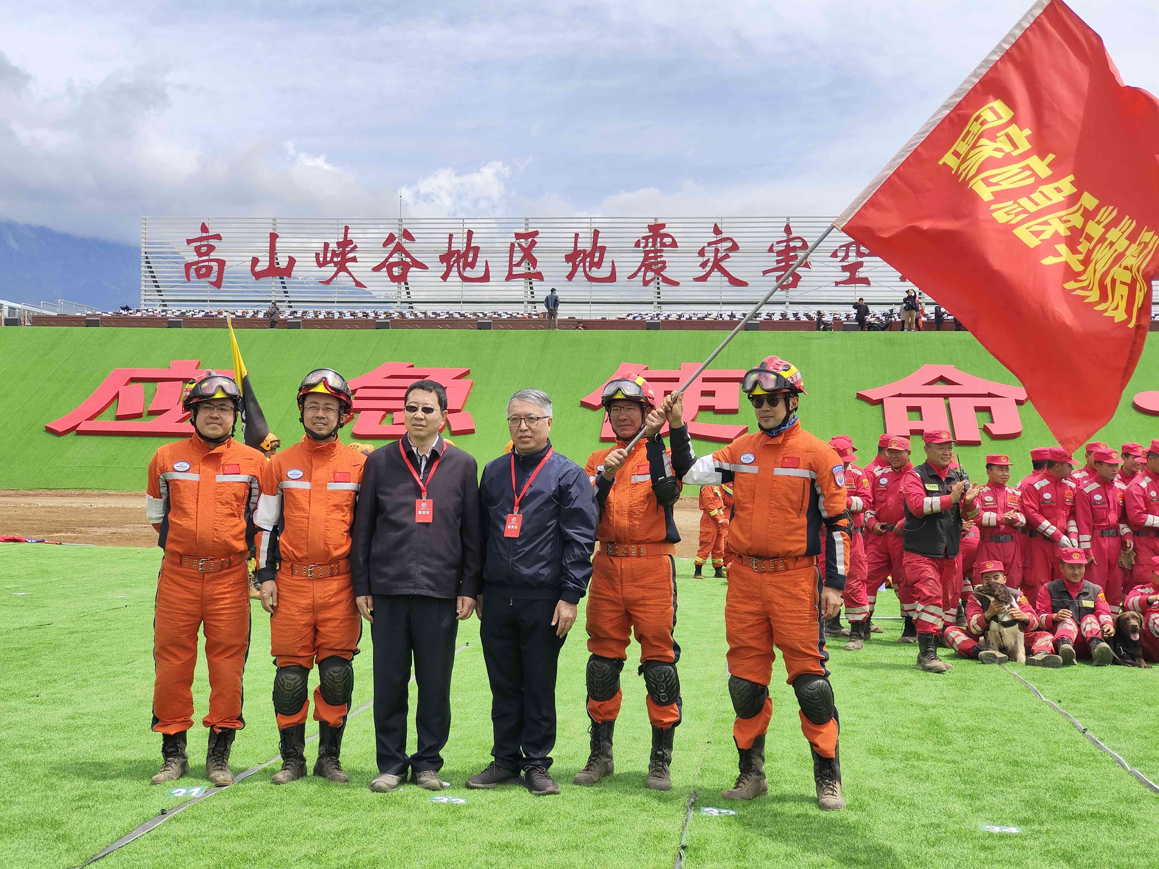 呂國(guó)忠以總領(lǐng)隊(duì)身份，帶領(lǐng)國(guó)家應(yīng)急醫(yī)學(xué)救援隊(duì)演練。受訪者供圖