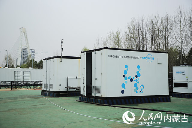 鄂爾多斯碳中和研究院內(nèi)的制氫設備。人民網(wǎng)記者 趙夢月攝