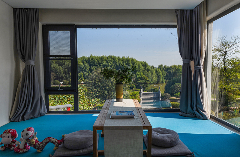 位于四頂山腳下的四頂山居，推窗見(jiàn)景，望山親水。吳芳攝