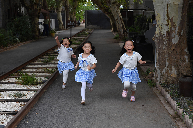 由礦場(chǎng)家屬區(qū)改造而來(lái)的“鮮花小院”民宿，深受孩子們的喜愛(ài)。吳芳攝