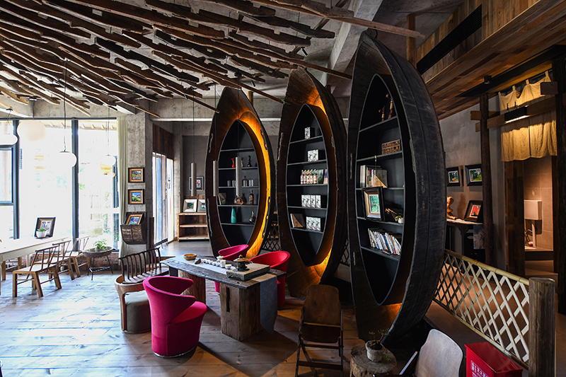 漁船、船槳……花田·僑鄉(xiāng)里的裝飾材料，多是從當(dāng)?shù)靥詠?lái)的舊物。 吳芳攝