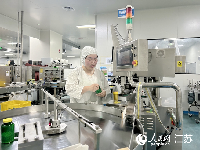 工作人員在操作檢測儀器。人民網(wǎng) 王丹丹攝